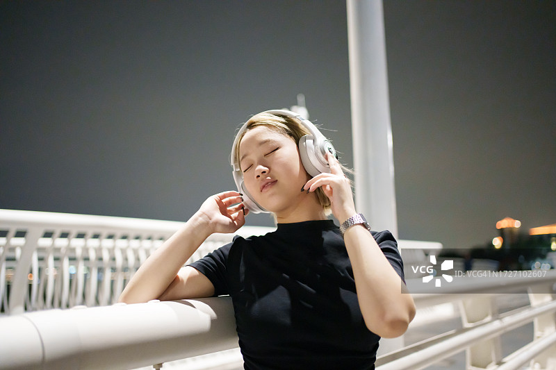 女孩使用智能耳机享受音乐图片素材
