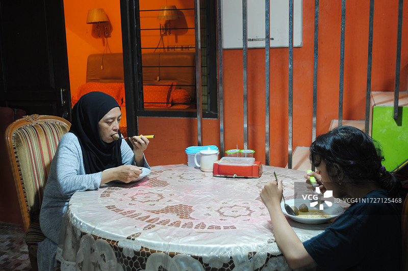母女在家享用简餐图片素材