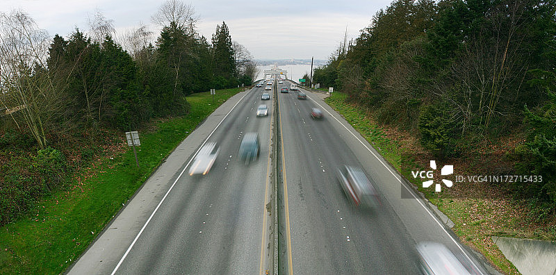 常绿点浮桥 - 模糊的车辆图片素材