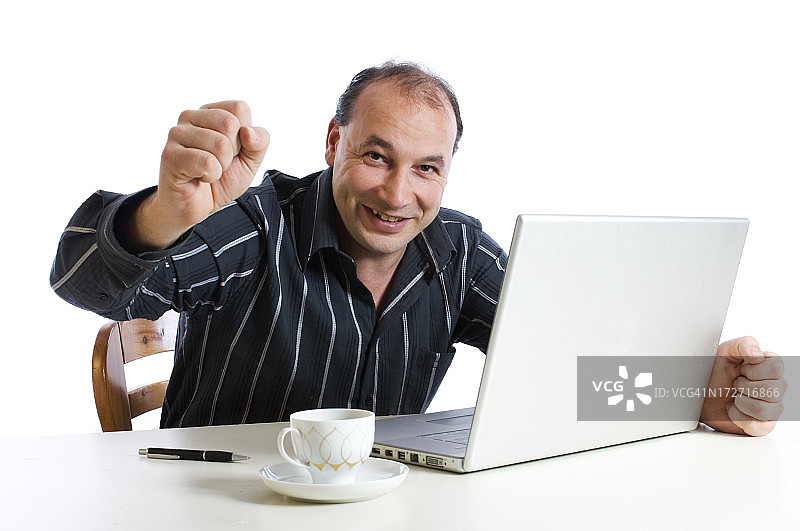 办公桌前的商务男人图片素材