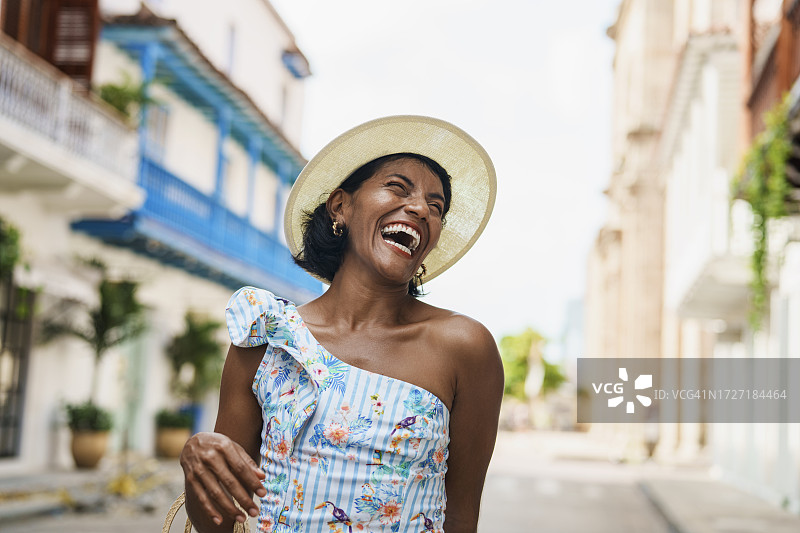 在卡塔赫纳历史中心散步的拉丁美洲女性图片素材