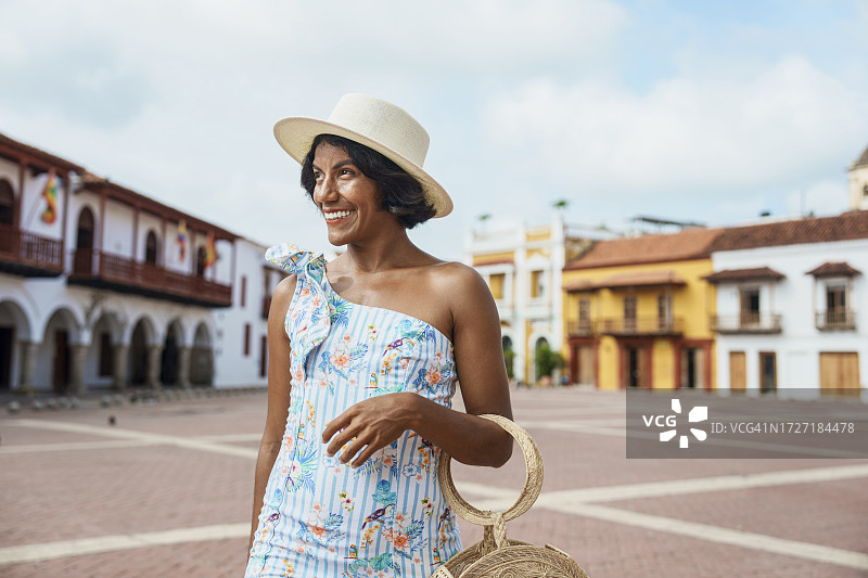 在哥伦比亚卡塔赫纳历史中心海关广场行走的西班牙裔女游客图片素材
