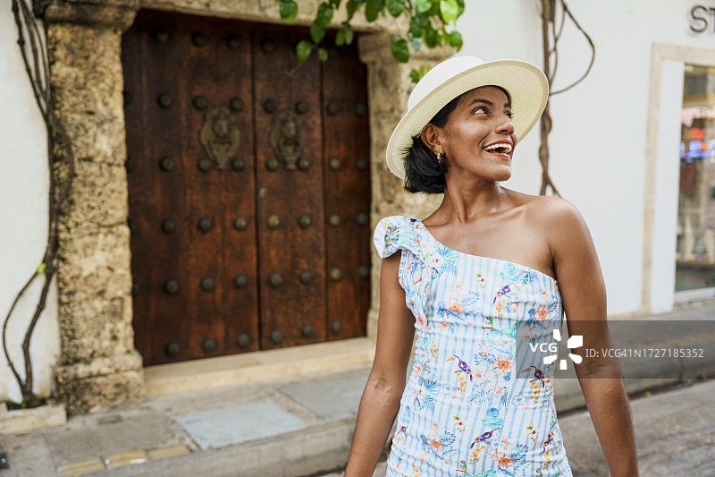 在哥伦比亚卡塔赫纳历史中心漫步的西班牙裔女游客图片素材