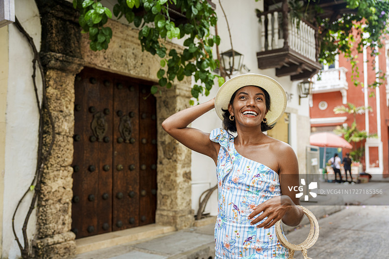 拉美裔女子在哥伦比亚卡塔赫纳历史中心街道漫步图片素材