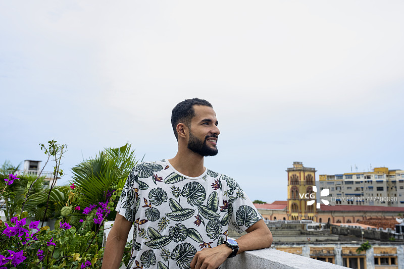 在哥伦比亚卡塔赫纳历史中心观光的西班牙裔游客图片素材