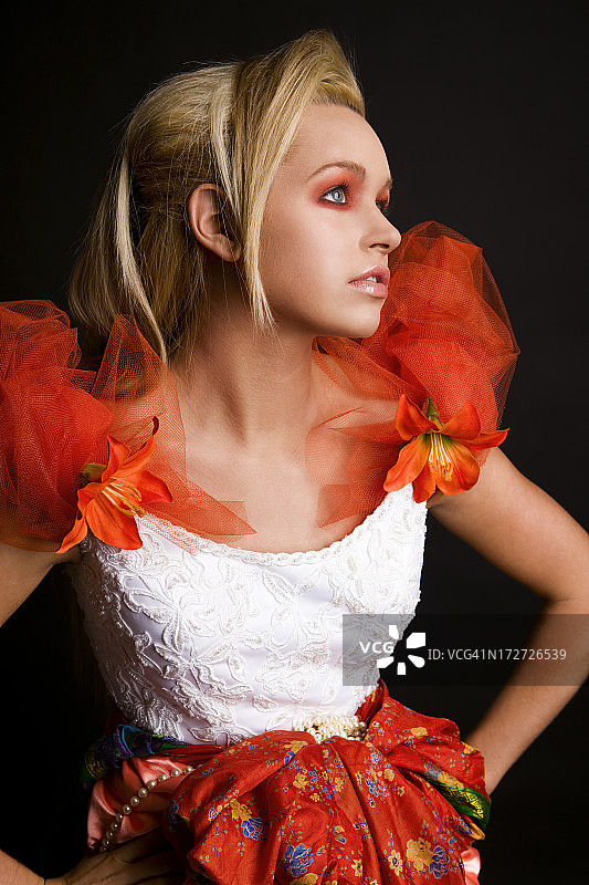 身穿独特朋克婚纱的时装模特新娘图片素材