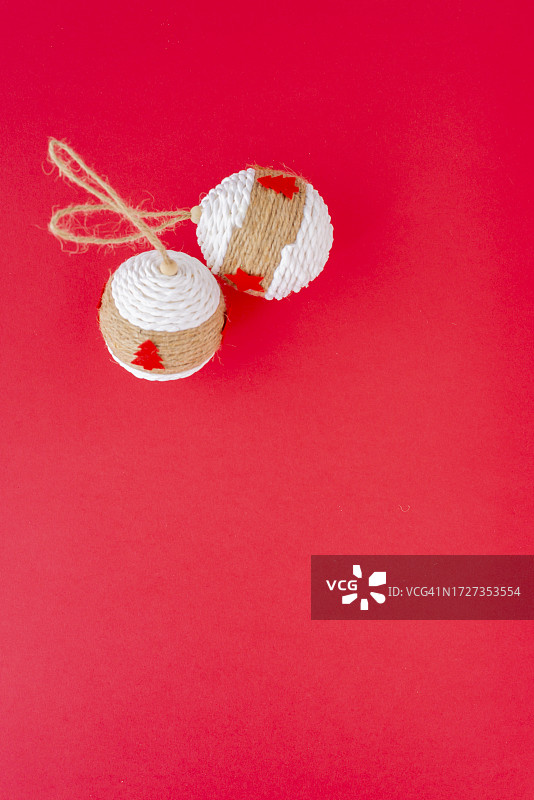 用木制树和星星制成的另类圣诞贺卡，红色背景图片素材