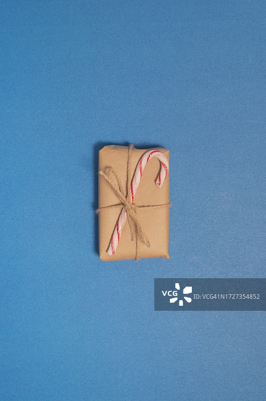 牛皮纸礼品盒，圣诞绳，蓝色背景，新年概念，顶部视角图片素材