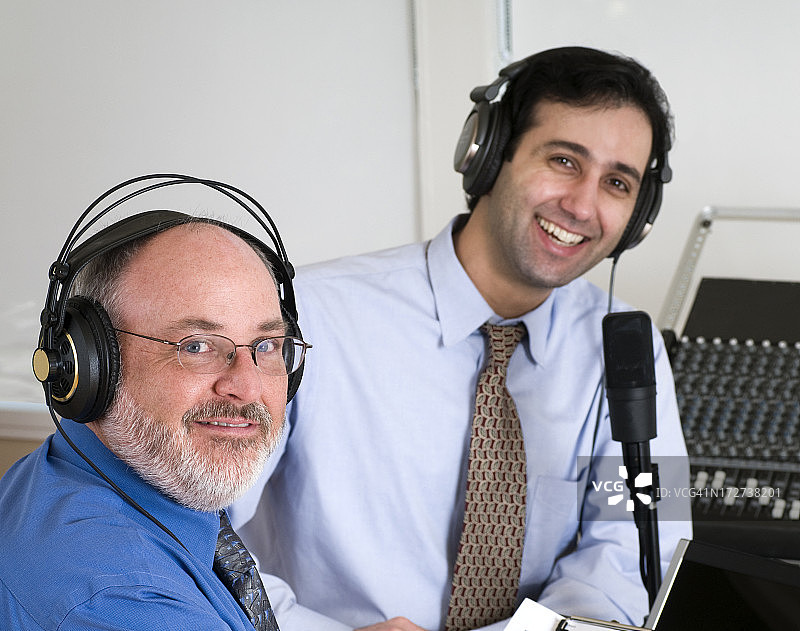 两名男子看着镜头录制播客图片素材