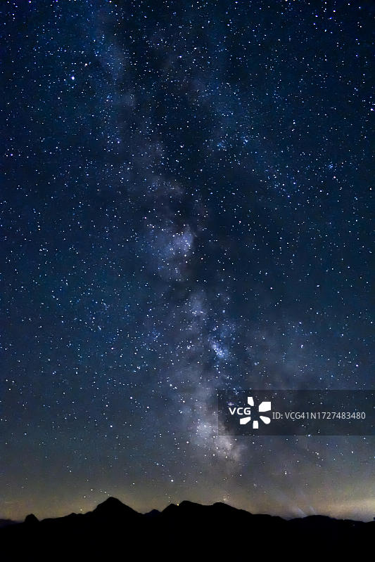 德国巴伐利亚阿尔卑斯山脉最高峰松塔格峰上的银河星空图片素材