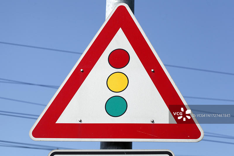德国交通信号灯和危险标志图片素材
