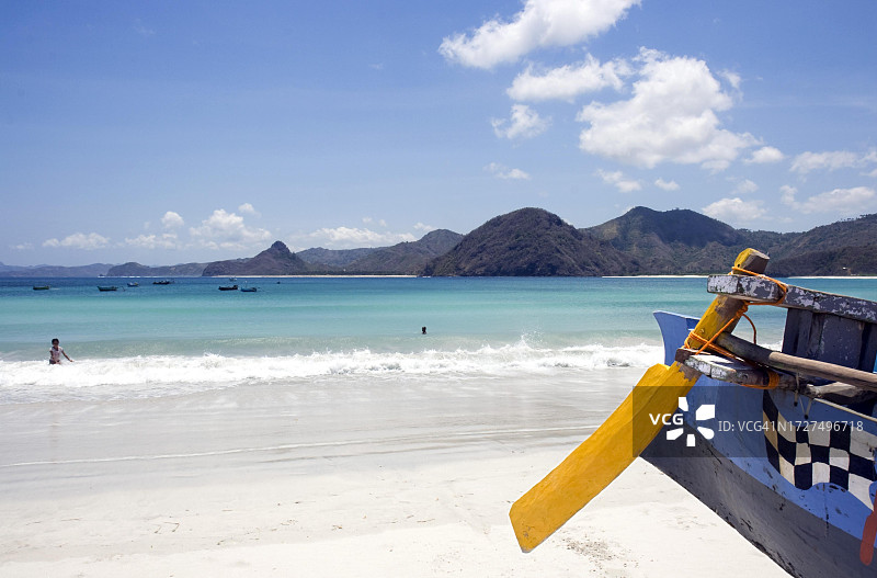 印度尼西亚龙目岛塞隆贝拉纳克海滩上的彩色船只图片素材