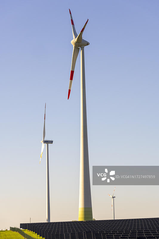 象征图片：德国巴登-符腾堡州的风力涡轮机和太阳能发电厂等可再生能源图片素材