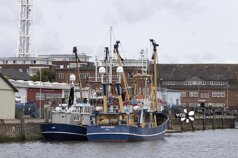 德国下萨克森州库克斯哈芬渔港的渔船图片素材