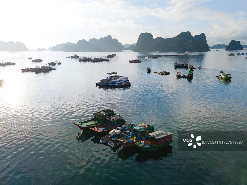 越南下龙湾吉婆岛水上别墅图片素材