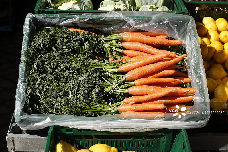 德国不来梅市场摊位箱子里的胡萝卜图片素材