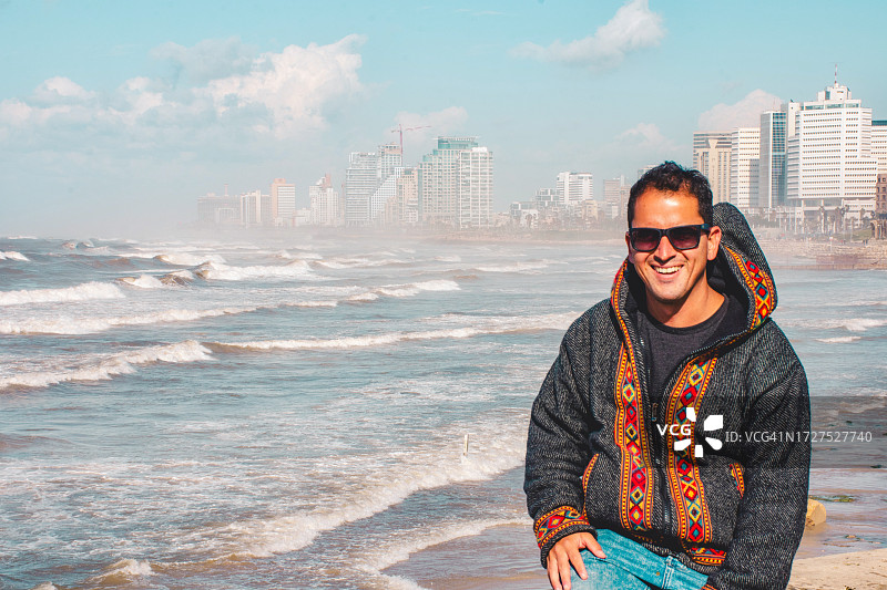 特拉维夫海滩上的男子肖像图片素材