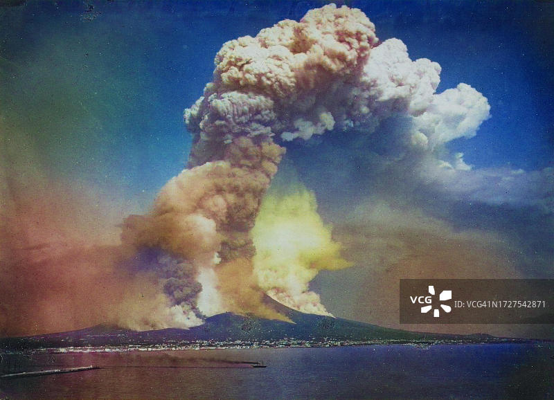 1872年4月26日维苏威火山爆发,凌晨3点30分,意大利那不勒斯,历史照片数字修复版,乔治·索默彩色照片图片素材