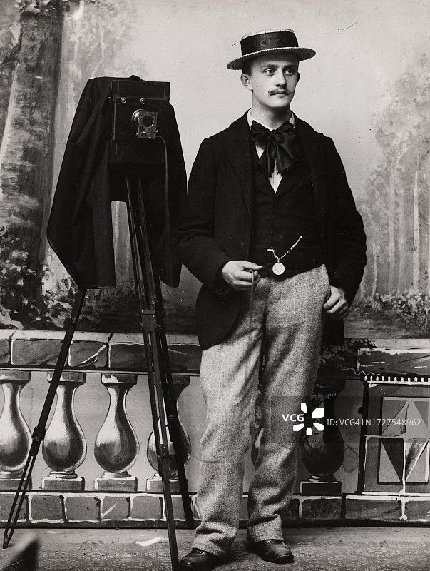 摄影师埃米尔·沙尔在南锡工作室的自画像（1897年，法国，19世纪原始数字修复 reproduction）图片素材
