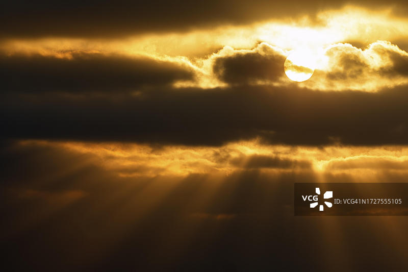 阳光穿透云层，葡萄牙萨格雷斯图片素材