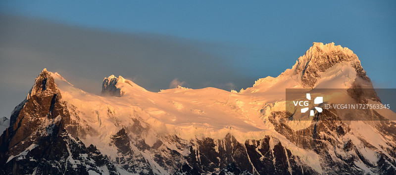 日出时分，百内国家公园，智利巴塔哥尼亚，百内大教堂峰的冰川和山顶图片素材