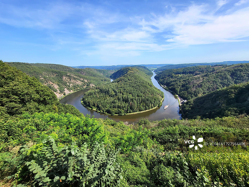 萨尔河湾的空中鸟瞰，萨尔河穿过山谷，周围环绕着绿色森林，奥尔斯霍尔茨，梅特拉赫，萨尔州，德国图片素材