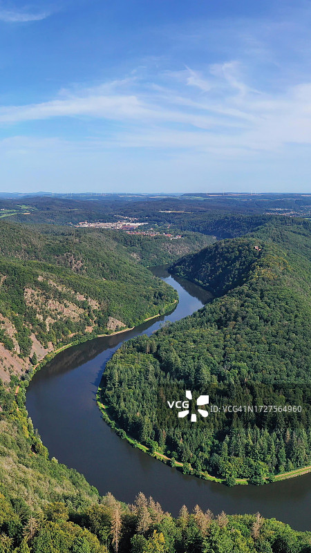 萨尔河湾的空中鸟瞰，萨尔河穿过山谷，周围环绕着绿色森林，奥尔斯霍尔茨，梅特拉赫，萨尔州，德国图片素材