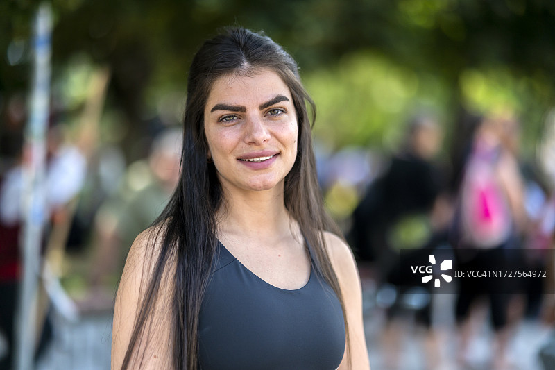 公园里穿着运动装的女人肖像图片素材