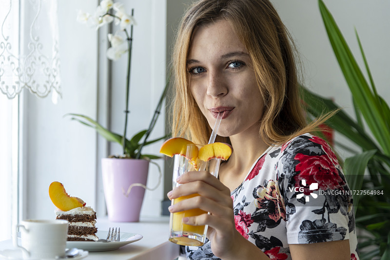 午休时间在糕点店的年轻女人图片素材