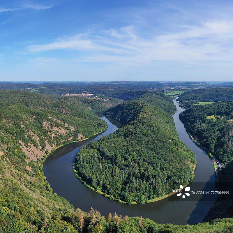 萨尔河湾的空中鸟瞰，萨尔河穿过山谷，周围环绕着绿色森林，奥尔斯霍尔茨，梅特拉赫，萨尔州，德国图片素材