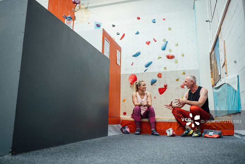 攀登前的聊天图片素材