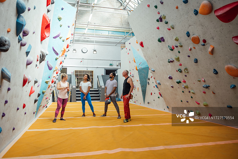 攀登前的简报图片素材