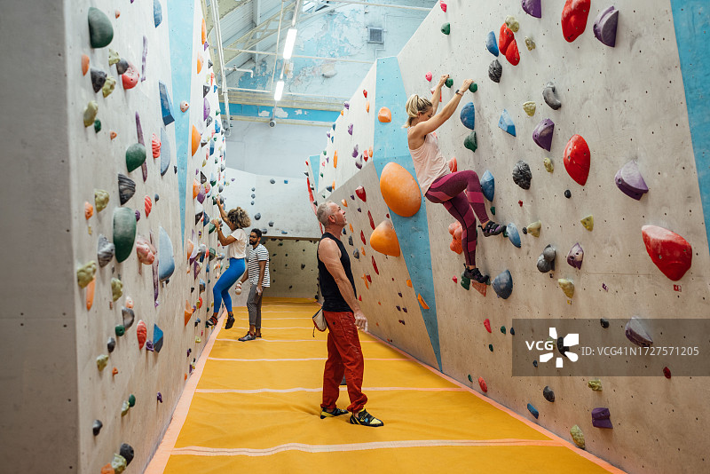 朋友一起攀岩图片素材