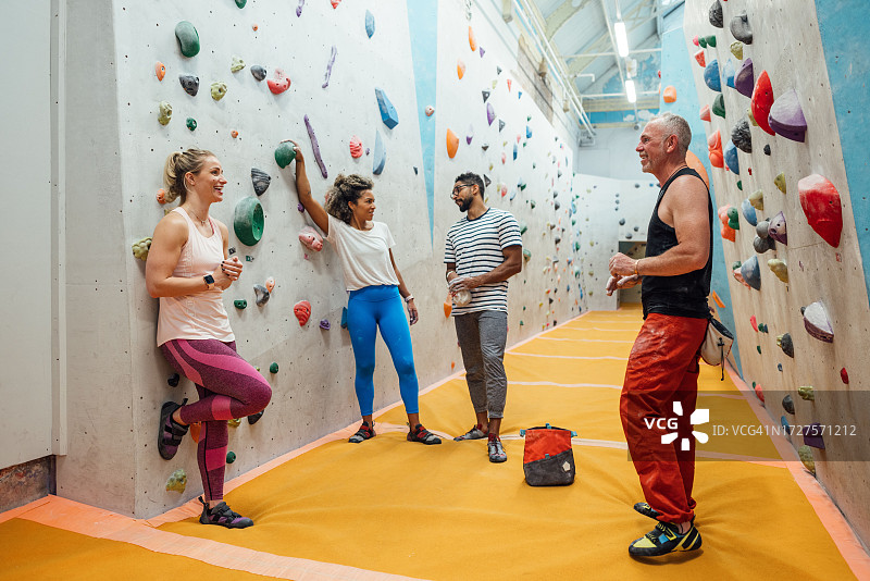 攀登后的休息图片素材