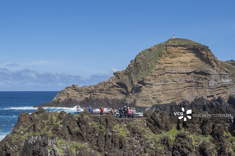 游客在葡萄牙马德拉群岛的观景台上眺望天然熔岩池图片素材