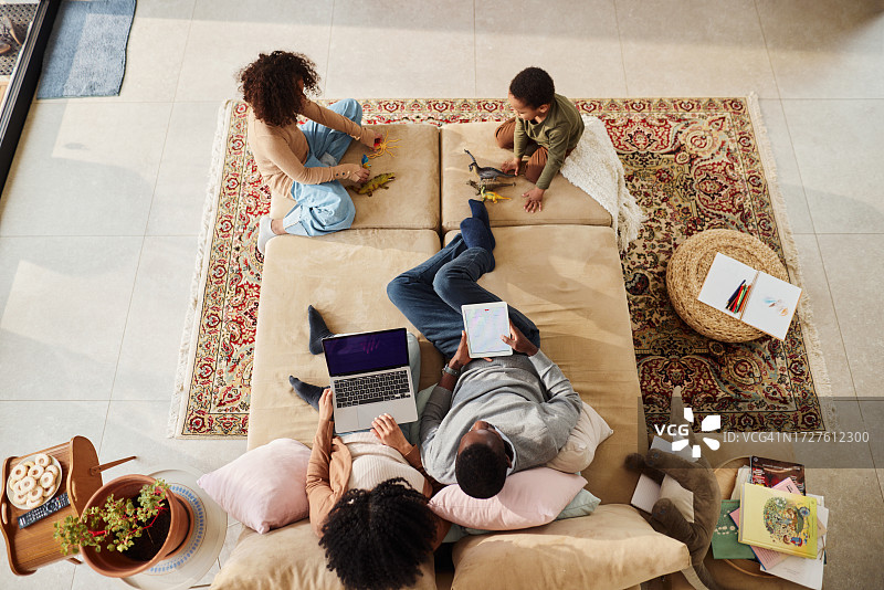 俯视：放松的黑人家庭居家场景。图片素材