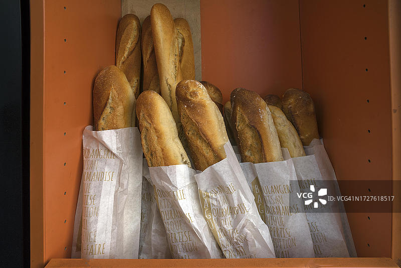 巴黎面包店面包箱里的新鲜法棍面包图片素材