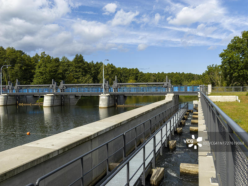 施普雷河上的堰，带鱼梯和桥梁，位于德国勃兰登堡州图片素材