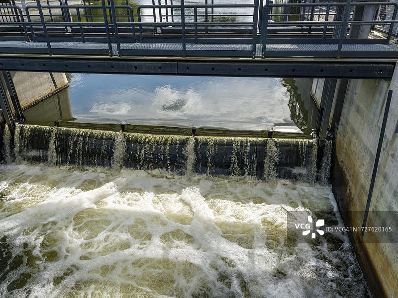 德国勃兰登堡州施普雷河水坝与桥梁图片素材