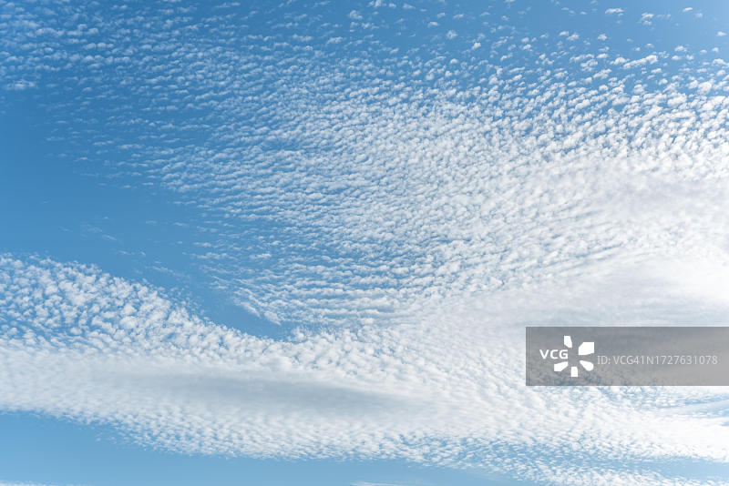 由高积云形成的混合天空，法国阿尔萨斯图片素材