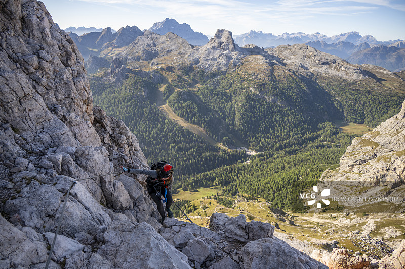 意大利多洛米蒂山托法纳山，利佩拉铁索攀岩上的登山女性图片素材