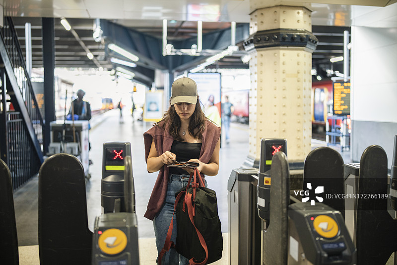 火车站检票图片素材