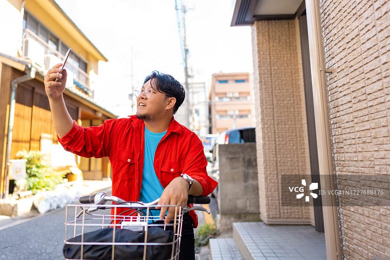 亚洲男人在城市里使用手机图片素材