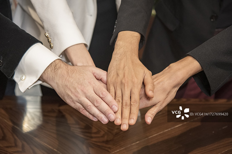 会后同事们携手合作，展现团队精神图片素材