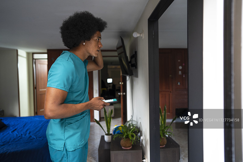 护士在家梳理他的蓬松发型图片素材