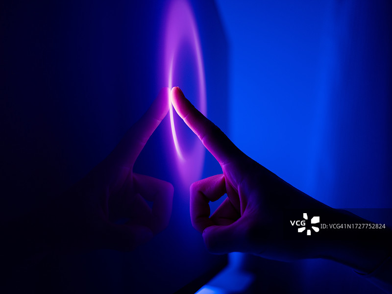 黑暗中发光圆圈的点击特写图片素材