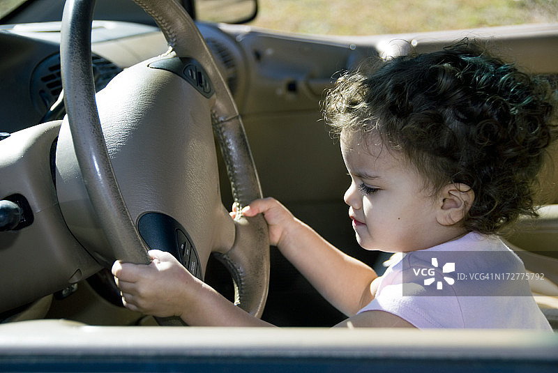 开车的小女孩图片素材