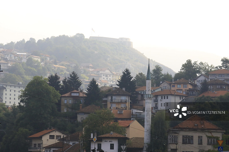 从附近山丘俯瞰萨拉热窝老城图片素材