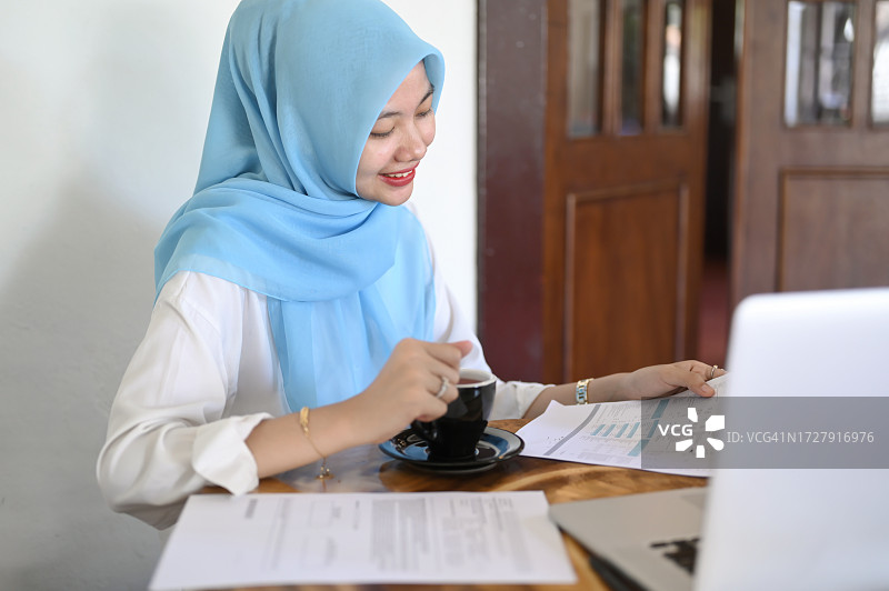 亚洲女人发现新计划图片素材