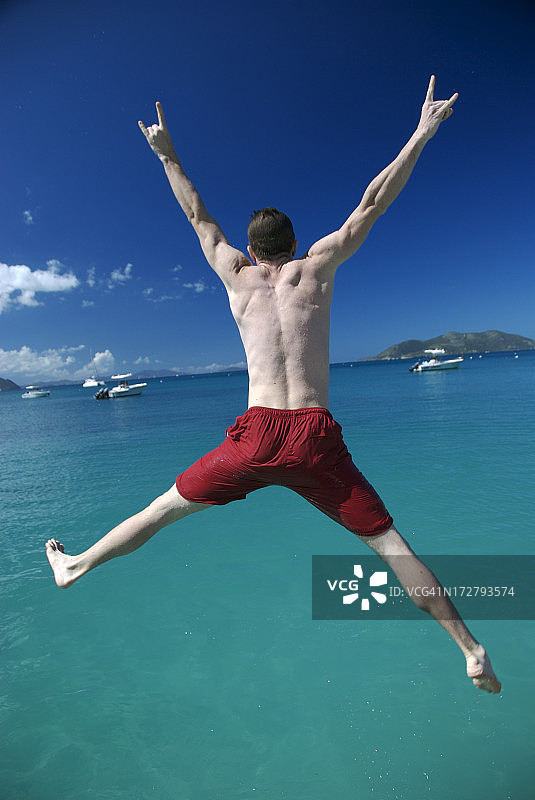穿红色短裤跳入海中的男人图片素材